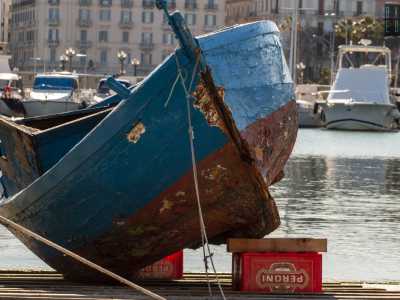 ...fino al �rottamarli� a riva appoggiati su cassette di birra Peroni